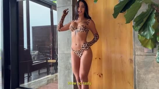 Девочка в леопардовом секс наряде снимает сочное порево 1