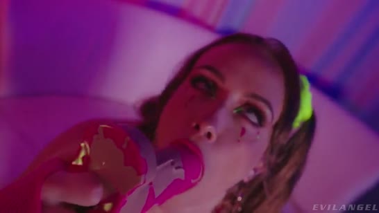 Гламурная стриптизерша разогревается с игрушкой и дает клиенту 2