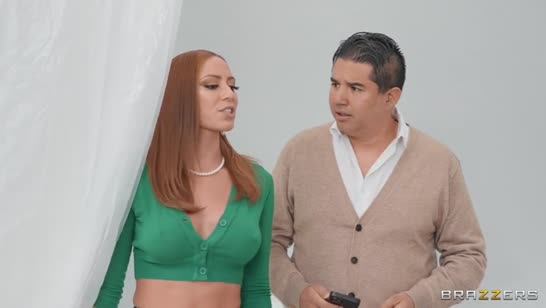 Cassie Del Isla оголила сиськи перед соседом и дала в зад 1