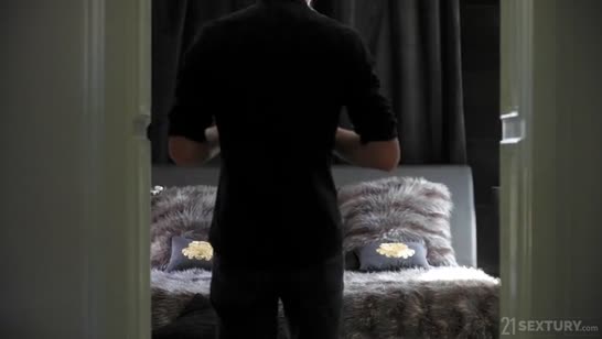 Миленькая любовница наслаждается чувственным проникновением в попу 1