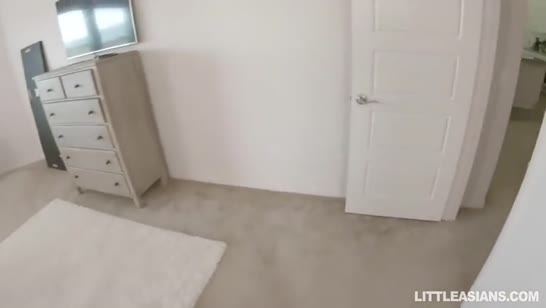 Азиатка умело сосет длинный болт от первого лица 2