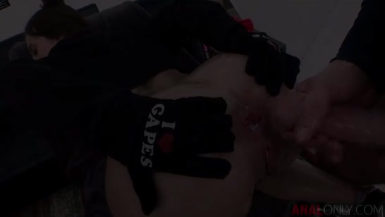 Девочка в чулочках трахается в свое растянутое дупло 1