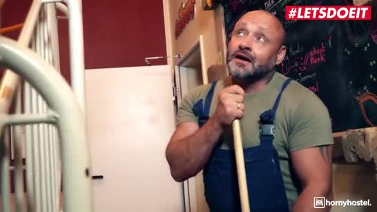 Бедняжка Darcia Lee изнывает от члена в дырке 1