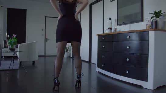 Гламурная стерва одела секс наряд и устроила анальные утехи 1