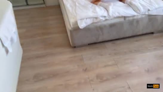 Девочка в спортивных шортиках хорошо разогрелась вибратором 2