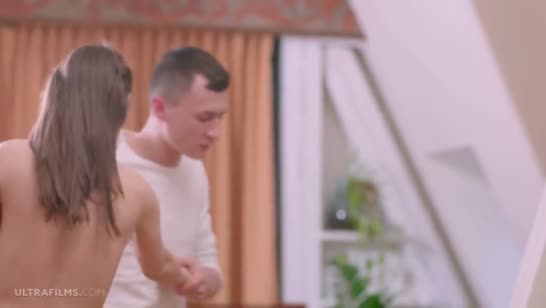 Девочка насасывает палец другу и намекает на секс 7