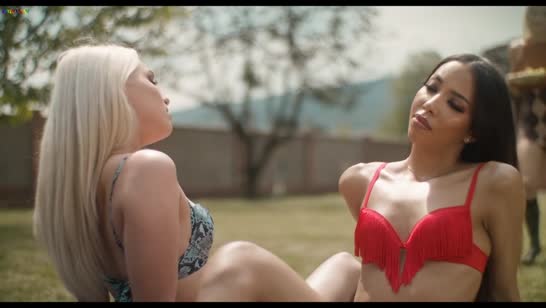 Симпатичные девушки нежно вылизывают киски на природе 2