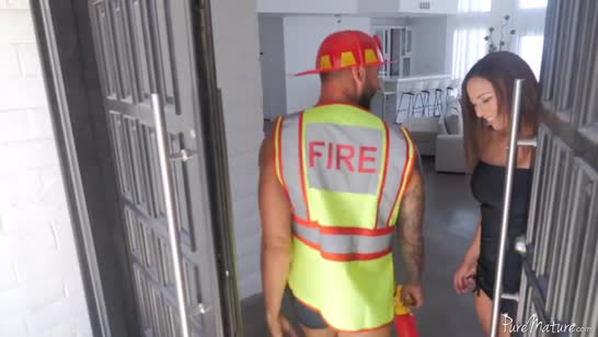 Девочка в эротичном платье приглашает любовника домой 1