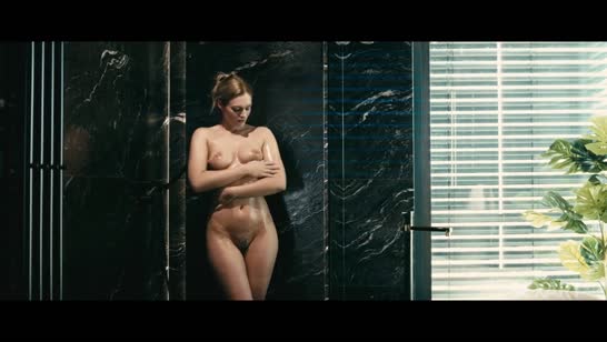 После душа блондиночка с удовольствием залезла на елдак 1