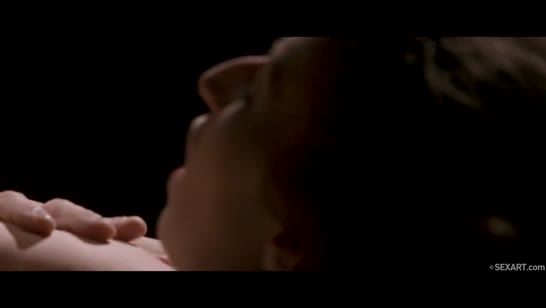 Худенькая милашка нежно пристроилась на большой пенис