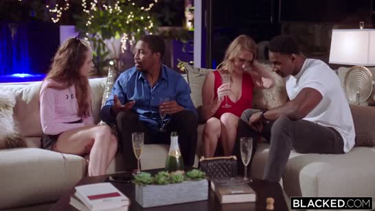 Деваха в красном платье не растерялась в компании негров 1