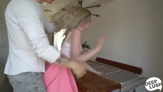 Поставил блондиночку раком и хорошенько ей засадил 1