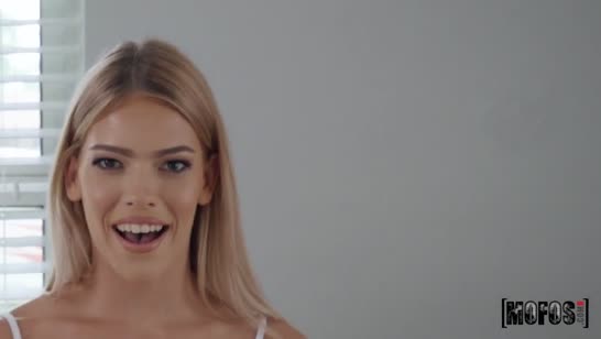 Две симпатичные бабенки жаждут попробовать большой член 1