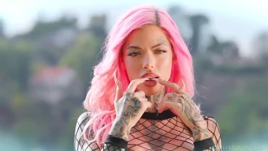 Шанталь Даниэль одела вызывающий прикид и быстро нашла поклонника 1