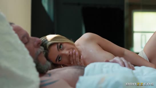 Чел прокатил красивую Tru Kait на своей сардельке 1