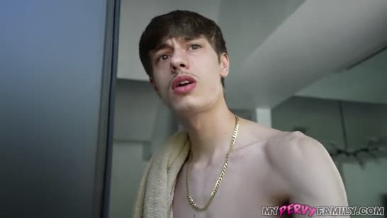 Молодой пацанчик трахнулся с грудастой мачехой 1