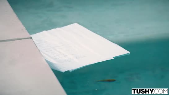 Парень хорошенько возбудил блонду и трахнул в анал 1