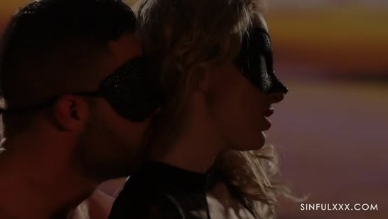 Муж с женой одели маски и занялись чувственным сексом 1