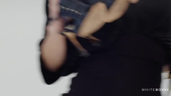 Красотка Jayla De Angelis мило стонет от глубокого проникновения 1