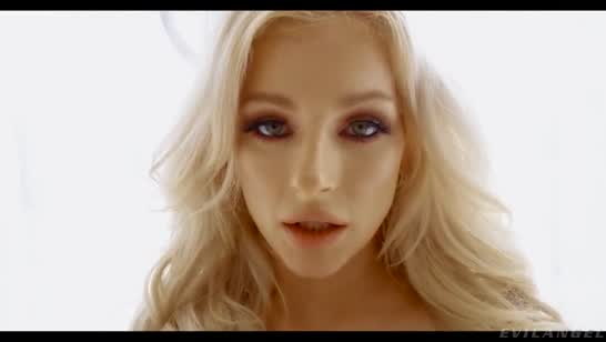 Девочку в красивых чулочках смачно оприходовали в задницу 1