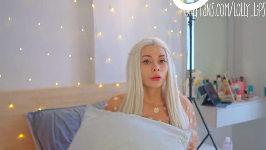 Перекрасилась в блондинку и надела прозрачный наряд 1