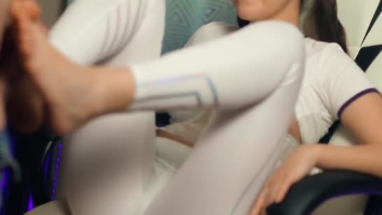 Брюнеточка в лосинах делает нежный минет на стуле