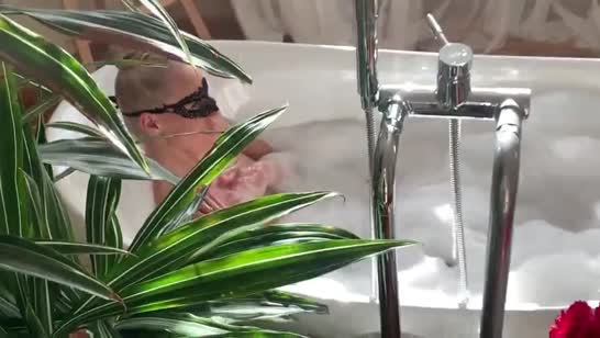 Жена одела маску и отсосала мужу большой хер в ванной 1