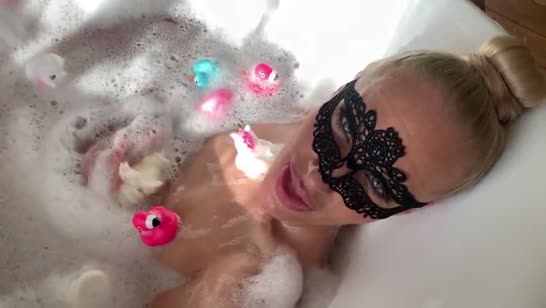 Жена одела маску и отсосала мужу большой хер в ванной 2