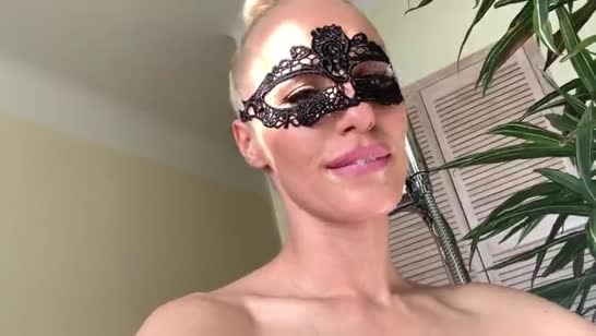 Жена одела маску и отсосала мужу большой хер в ванной 8