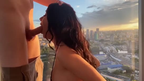 Русская брюнетка делает  минет прямо у панорамного окна 1