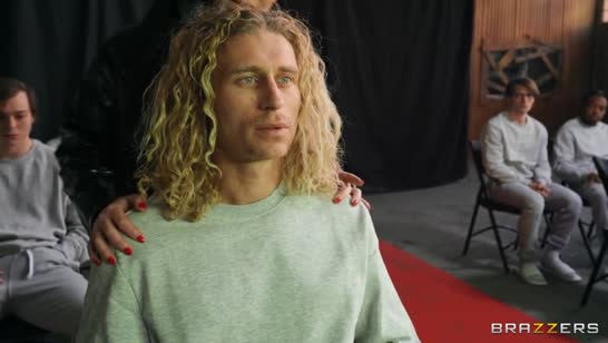 Angela White в секс наряде обсасывает целую толпу елдаков 2