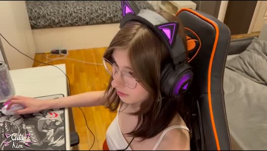 Девушка отвлеклась от компа и сделала парню качественный минет 1