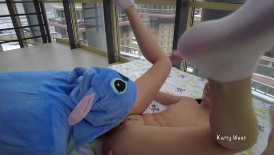 Телочка эротично танцует парню и берет член за щеку 5