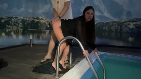 Хитрый бойфренд напоил свою спутницу в сауне 7