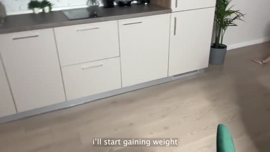 Вместо фитнеса подружка снимает с челом домашнее порево 1