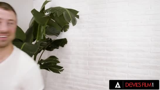 Муж куколд обреченно наблюдает за жестким сексом молодой жены 1