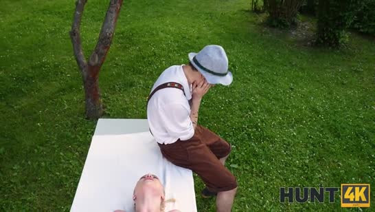 Блондинка дает соседу прямо у дома на лужайке 8