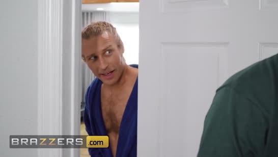 Бойфренд прет девочку членом и страпоном одновременно