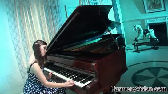 Молодая пианистка хорошо показала себя в групповухе 1