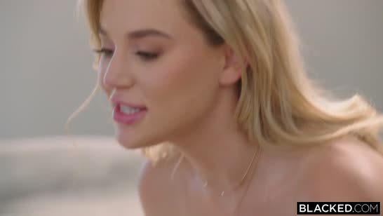 Белокурая любовница очень ласково обращается с черным хером 2