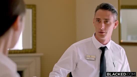 Девушки позируют перед негром и хотят его сардельку 1