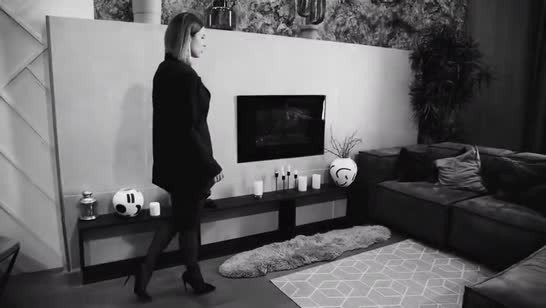 Чика мило позирует на камеру в одних чулочках 1