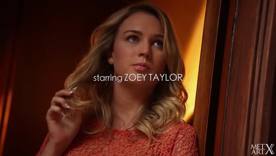 Милая блондинка показала сочную попку 1