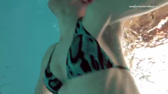 Стройная девушка снимает свое голое видео в бассейне