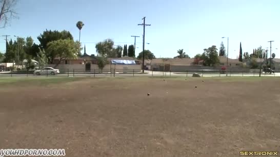 Крепкий паренек совратил в парке пышную милфу 1