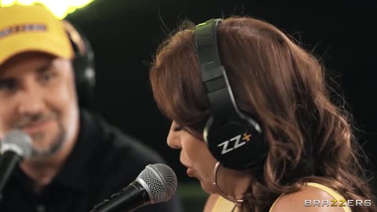 Сисястые давалки жестко набрасываются на кукан парня 1