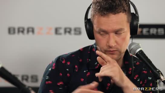 Сисястые давалки жестко набрасываются на кукан парня 2