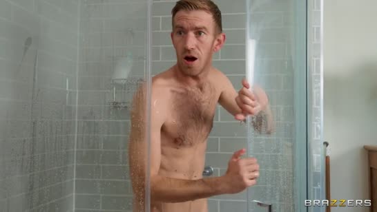 Alessandra Jane азартно берется за большой хер в ванной 2