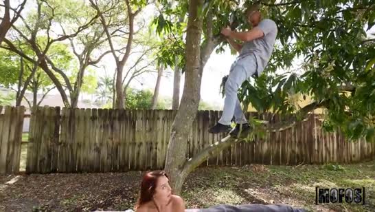 Шлюшка Лила Лав спаривается с соседом 1