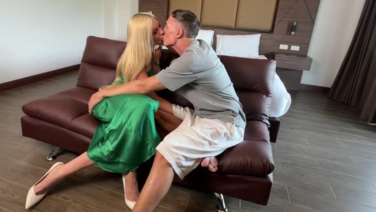 Блондинка с большой грудью встречает гостя совсем голая 1